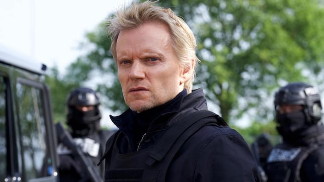 Kommissar Van der Valk (Marc Warren) ist ein herausragender Ermittler.