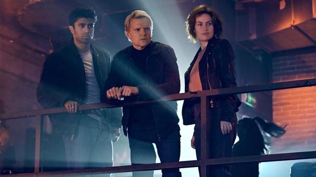 Bild: ARD Degeto//Company Pictures Kommissar Van der Valk (Marc Warren, re.), Lucienne Hassell (Maimie McCoy, Mitte) und Eddie Suleman (Azan Ahmed, li.) ermitteln im Nachtleben.