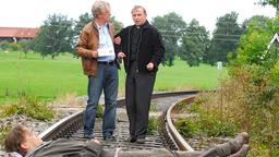 Konrad (Gerd Anthoff, links) und sein Freund Pfarrer Hubertus (Alexander Held, rechts) finden den lebensmüden Thomas Meiting (Martin Feifel).