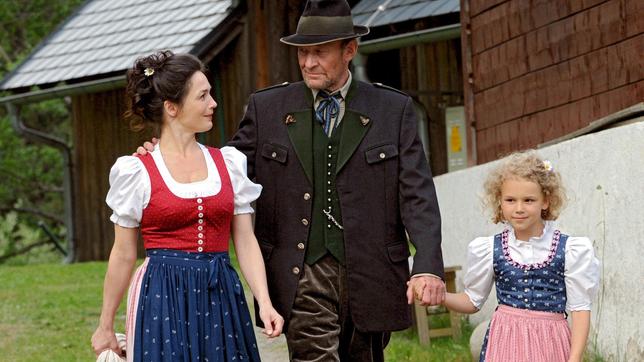 SCHATTEN DER ERINNERUNG: Lena (Julia Stemberger) geht zusammen mit ihrem Vater Gottfried (Michael Mendl) und ihrer Tochter Theres (Emily Matschnig) auf ein Dorffest.