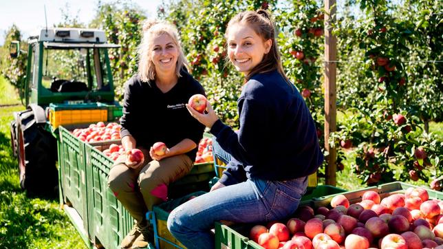 Marina (re.) darf bei Obstbäuerin Lena (li.) bei der Apfelernte mithelfen und presst sogar richtigen Apfelsaft. Weiteres Bildmaterial finden Sie unter www.br-foto.de.