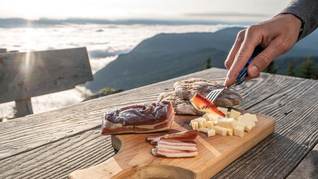 Markante Berge, spektakuläre Natur und leckeres Essen: Italiens nördliche Bergregion ist ein Urlaubsziel für Genießer.  Jausenbrett mit Schüttelbrot, Räucherspeck und Käse.