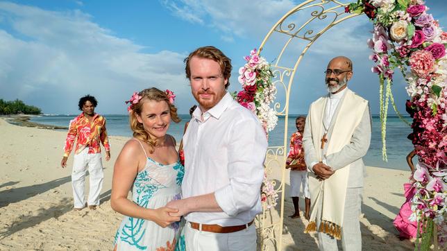 Martin (Ole Fischer) möchte Nathalie (Anna Hausburg) auf Mauritius das Jawort geben.