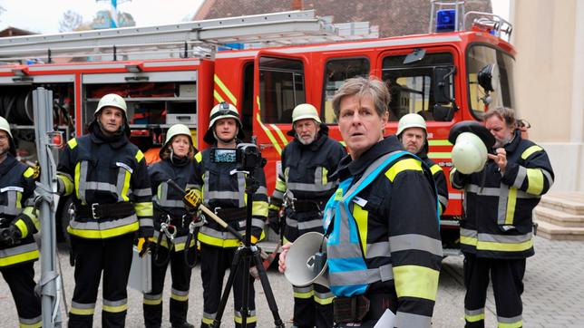 Mike, Bamberger und die Feuerwehrler starten holprig in den Imagefilm-Dreh – bis Schattenhofer plötzlich um Hilfe ruft. Von links: KLD, Mike Preissinger (Harry Blank), Veronika Brunner (Senta Auth), Florian Brunner (Tommy Schwimmer), Martin Kirchleitner (Hermann Giefer), Roland Bamberger (Horst Kummeth), KLD und Benedikt Stadlbauer (Andreas Geiss). Weiteres Bildmaterial finden Sie unter www.br-foto.de.