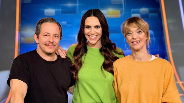 Moderatorin Esther Sedlaczek mit den Kandidaten des Teams "Filmpaar": Trystan Pütter und Heike Makatsch