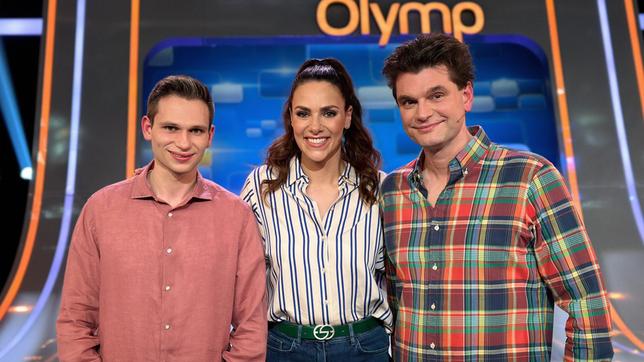 Moderatorin Esther Sedlaczek mit den Kandidaten des Teams "heuteshow": Fabian Köster und Lutz van der Horst