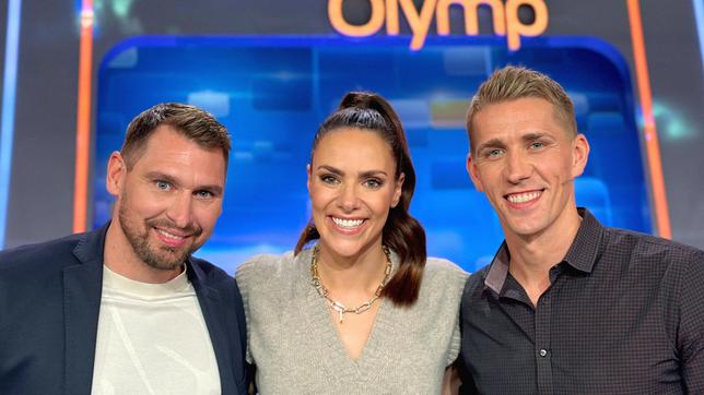 Moderatorin Esther Sedlaczek mit den Kandidaten des Teams "Torjäger": Patrick Helmes und Nils Petersen.