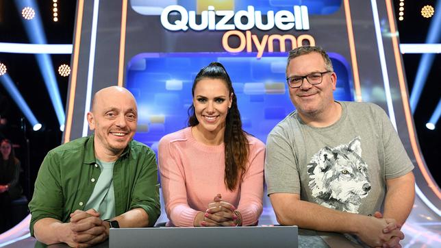 Moderatorin Esther Sedlaczek mit den Kandidaten des Teams "WWDS": Comedian Bernhard Hoecker und Moderator Elton, beide Rateteamkapitäne in der Sendung "Wer weiß denn sowas?".