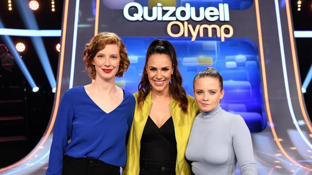 Moderatorin Esther Sedlaczek mit den Kandidatinnen des Teams "Tatort": Luise Wolfram und Jasna Fritzi Bauer, beide Schauspielerinnen.