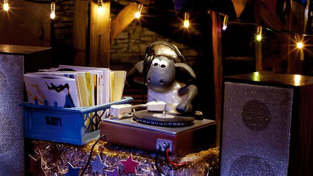 Noch hat Shaun alles im Griff - aber dann gerät der Discoabend in der Scheune völlig außer Kontrolle, als die ungeladenen Schweine das DJ-Pult und die Tanzfläche übernehmen.