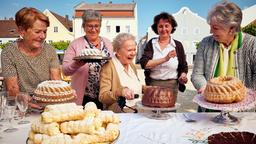 Oma Eberhofer (Enzi Fuchs, Mitte.) im Guglhupf-Himmel!