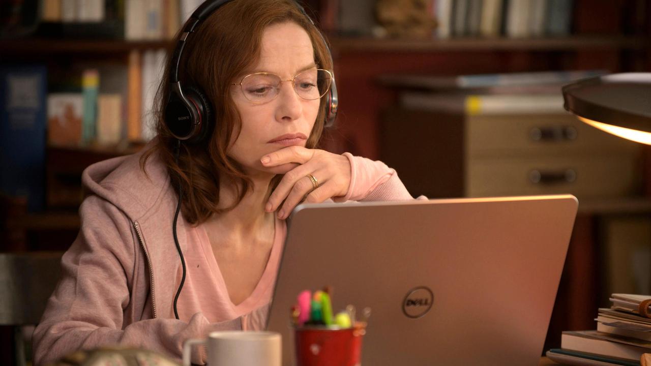 Patience Portefeux (Isabelle Huppert) arbeitet als Polizeidolmetscherin.