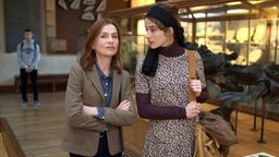 Patience Portefeux (Isabelle Huppert) spricht mit Hortense (Iris Bry)