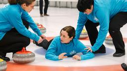 Peinlicher Ausrutscher: Maren (Inka Friedrich, Mitte) stürzt beim Curling