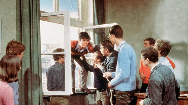 Pepe Nietnagel (Hansi Kraus, auf der Fensterbank) und seine Klassenkameraden spielen ihrem Lateinlehrer einen Streich.