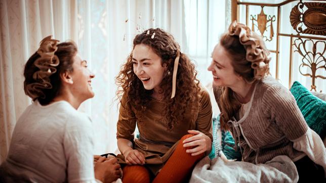 Prinzessin Polly (Mina Christ) und ihre Zofen Leonore (Julia Buchmann) und Lisbeth (Isabella Ginocchio).