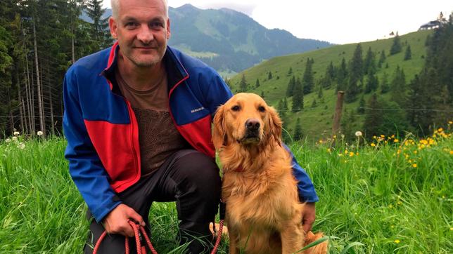 Rettungshündin Chilli mit ihrem Besitzen Günter Fleischer (Chef der Lawinenhundestaffel Hochland).