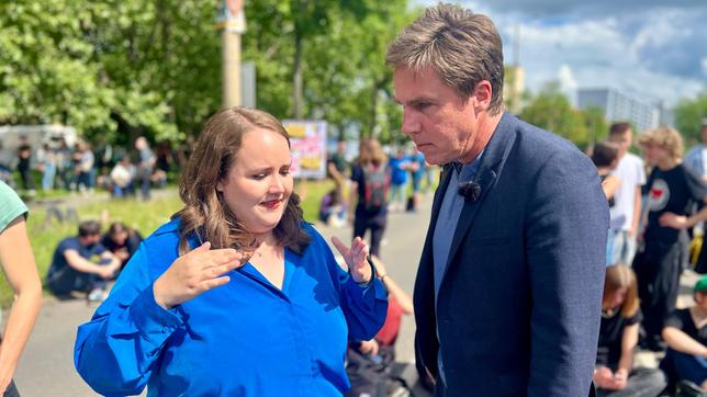 Ricarda Lang (l) wurde mit nur 27 Jahren Bundesvorsitzende von Bündnis 90/Die Grünen, einer Regierungspartei. So jung war in Deutschland noch keine Parteivorsitzende vor ihr. - hier im Gespräch mit Markus Feldenkirchen (r).