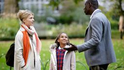 Samuel (Omar Sy) kann Gloria (Gloria Colston) endlich ihre Mama (Clémence Poésy) vorstellen.