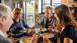 Suppe für alle: Barthl (Friedrich von Thun, li.) lädt spontan Sophie (Aglaia Szyszkowitz), den fremden Gast (Florian Karlheim) und Leonie (Carolin Garnier, re.) bei sich ein.