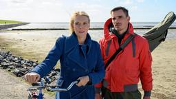 Swantje (Nadine Boske) mit ihrem Bruder Sönke (Hannes Wegener), der nach Büsum zurückgekehrt ist.