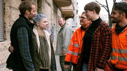 Tarik (Aram Arami, re.), Annika (Laura Louisa Garde, 2. v. re.) und Ralle (Jörn Hentschel) helfen Flash (Max Woelky, li.) und Lea (Janina A. Schröder) im Konflikt mit Waselitzki (Rainer Reiners, Mitte).