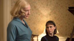 Therese (Rooney Mara) bewundert die elegante Carol (Cate Blanchett).