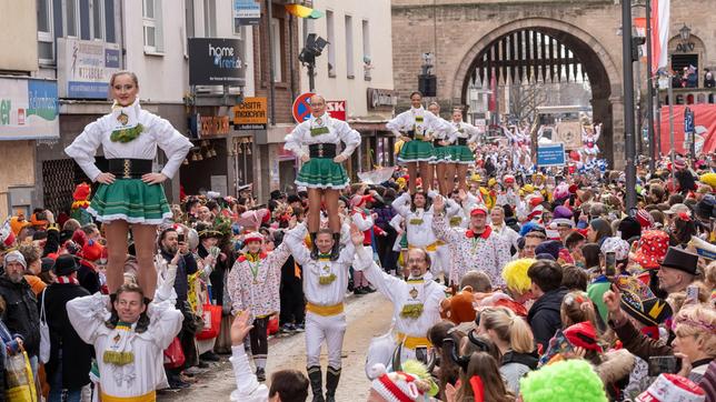 Über die Ringe, durch die Altstadt und am Dom vorbei ziehen 12.500 Teilnehmer über 7,5 Kilometer zu Fuß oder in den 78 Festwagen an den Kameras vorbei.