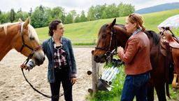 Überraschung! Sophie (Aglaia Szyszkowitz, re.) bringt Magda (Pauline Fusban) ihr Pferd zurück.