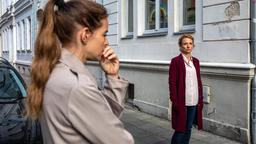 Viola (Yvonne Catterfeld) und Staatsanwältin Anne Konzak (Christina Große) warten vor Butschs Wohnung.