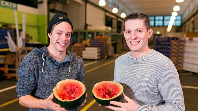 Von links: Checker Tobi und Koch Tom Wendel mit einer halben Melone.