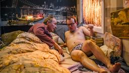 Von links: Kluftinger (Herbert Knaup) und Maier (Johannes Allmayer) in einem Bett.