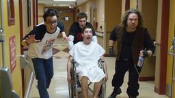 Windows (Jay Baruchel, li.), Eric (Sam Huntington, 2. v. li.) und Hutch (Dan Fogler, re.) befreien Linus (Chris Marquette) aus dem Krankenhaus.