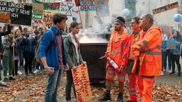 Zündeln ist nicht! Von links nach rechts: „Käpt’n“ Werner Träsch (Uwe Ochsenknecht), Ralle (Jörn Hentschel) und Tarik (Aram Arami) stoppen die Schülerdemo von Selma (Lara Aylin Winkler) und Dennis (Ben Litwinschuh).