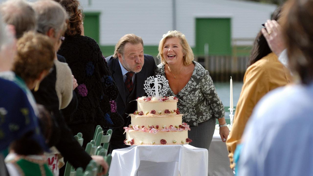 Zum 25. Hochzeitstag hat Kaare Eliassen (Jan-Gregor Kremp) ein großes Fest für sich und seine Frau Hanne (Jutta Speidel) organisiert.