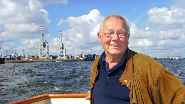 Zum Abschluss seiner Reise kommt Armin dort an, wo früher viele Auswanderer Deutschland verließen. Bei Cuxhaven (Niedersachsen). Hier an der Nordsee kann er auch erraten, wie lang die Elbe eigentlich ist. Denn so einfach, wie man meint, ist eine Flussvermessung gar nicht.