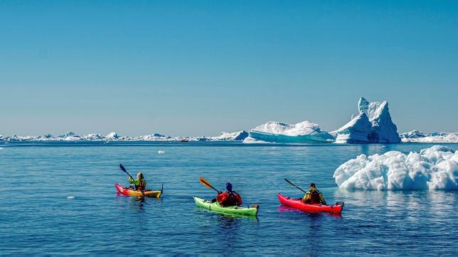 Bei Ilulissat in der „Disko-Bucht“ Grönlands treiben gigantische Eisberge vor der Küste. 