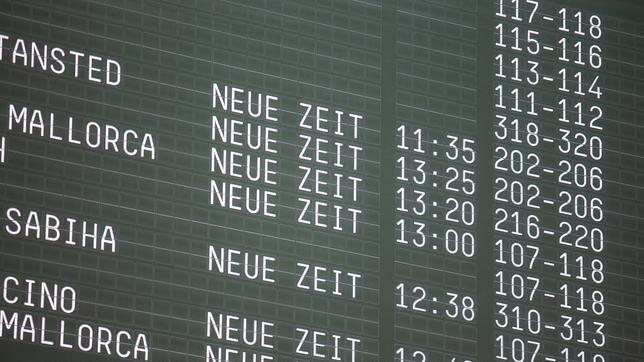 Das Anzeigendisplay am Köln Bonner Flughafen zeigt die Verspätungen an. Der Flughafen in Köln meldet ebenfalls Probleme aufgrund einer weltweiten technischen Störung. 