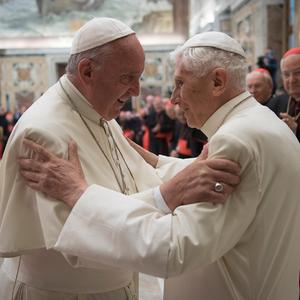 Der emeritierte Papst Benedikt XVI. mit Papst Franziskus