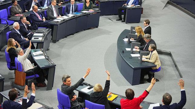 Die Mitglieder des Deutschen Bundestages stimmen über die Tagesordnung zur Zulassung der Abstimmung über das "Zustrombegrenzungsgesetz" der Union zur Eindämmung der Migration im Plenarsaal im Bundestag ab. 