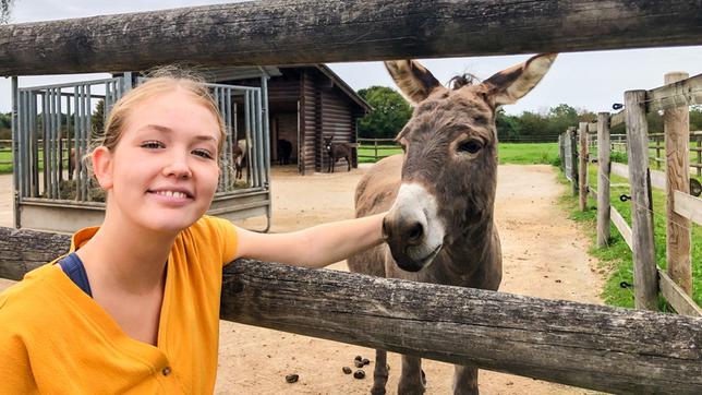 Nina macht Bekanntschaft mit einem geretteten Esel. Weiteres Bildmaterial finden Sie unter www.br-foto.de.