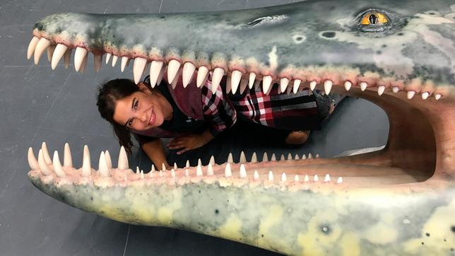 Anna könnte glatt in sein Maul passen. Der Liopleurodon wurde bis zu zwölf Meter lang. 