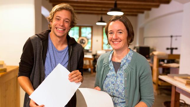 Checker Tobi mit Expertin Caroline Pastor in der Papiermanufaktur Gmund.