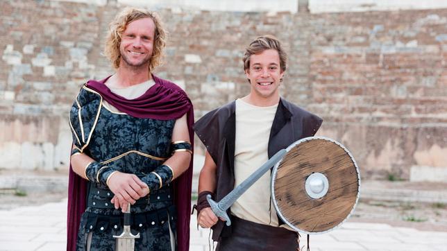 Checker Tobi (rechts) mit Archäologe Heli als Gladiatoren in Ephesos in der Türkei.