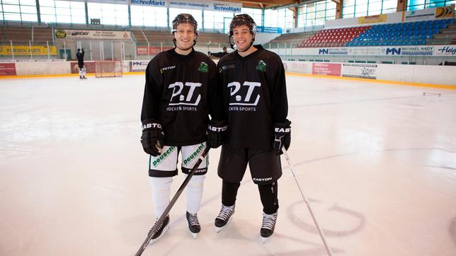 Checker Tobi (rechts) mit Eishockeyspieler Christian Trötzel. 