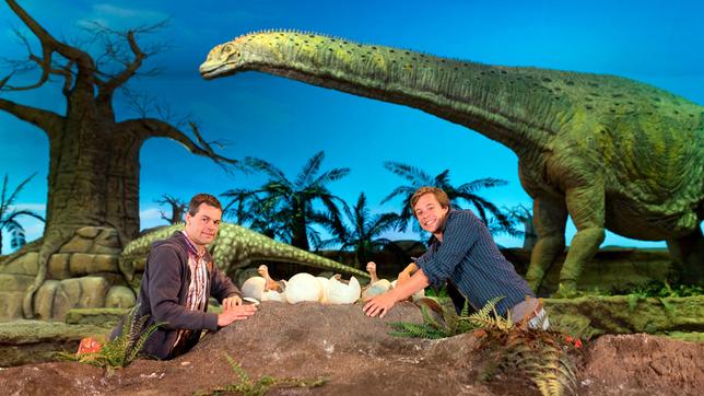 Checker Tobi (rechts) mit Paläontologe Michael Gudo im Prähistorikum Gondwana.