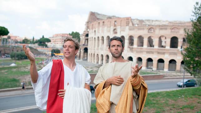 Checker Tobi (links) und Fabio, verkleidet als Senatoren, vor dem Colosseum in Rom.