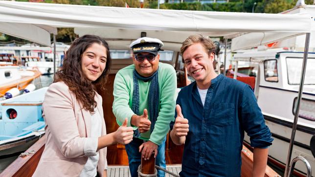 Checker Tobi zusammen mit Istanbulexpertin Merve und Kapitän Aytun auf einem Boot in Istanbul.