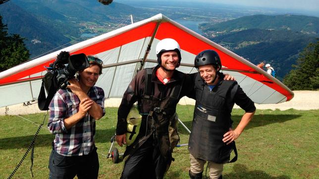 Der Drachen-Check: Beim Drachenfliegen war Checker Tobi ganz schön aufgeregt. Um das während des Flugs zu filmen, hat Kameramann Niko eine kleine Kamera direkt an den Drachen geschnallt. Weiteres Bildmaterial finden Sie unter www.br-foto.de.