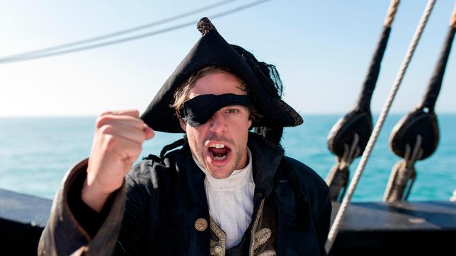 Für den Piraten-Check schlüpft Tobi in das Kostüm eines Piraten-Kapitäns und übt fiese Piraten-Moves.